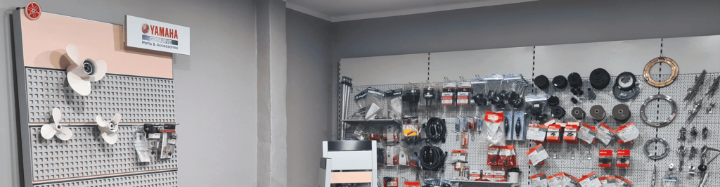 Zubehör für Boote stehen zum Verkauf